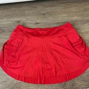 Red grand slam zyia skirt with built in shorts and pockets